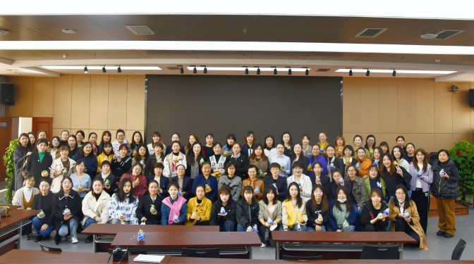 甘肅建科院舉行紀(jì)念“三八”國際勞動婦女節(jié)表彰大會暨女職工創(chuàng)意花瓶DIY活動