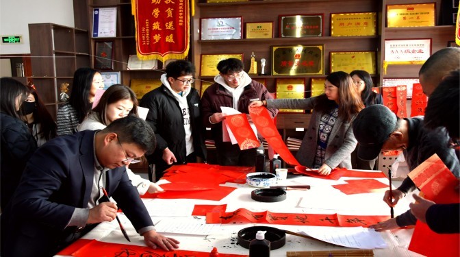 “筆墨傳情迎蛇年，春聯(lián)送福暖人心”——甘肅建科院工會開展春節(jié)送福送春聯(lián)活動