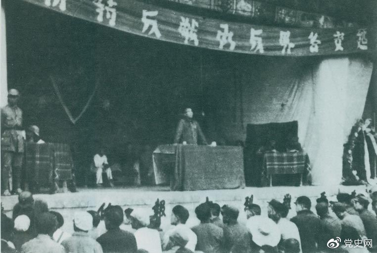 　　1946年7月26日，朱德在延安各界反對(duì)內(nèi)戰(zhàn)動(dòng)員大會(huì)上發(fā)表講話，號(hào)召全國(guó)人民團(tuán)結(jié)起來(lái)，打退國(guó)民黨軍對(duì)解放區(qū)的進(jìn)攻。