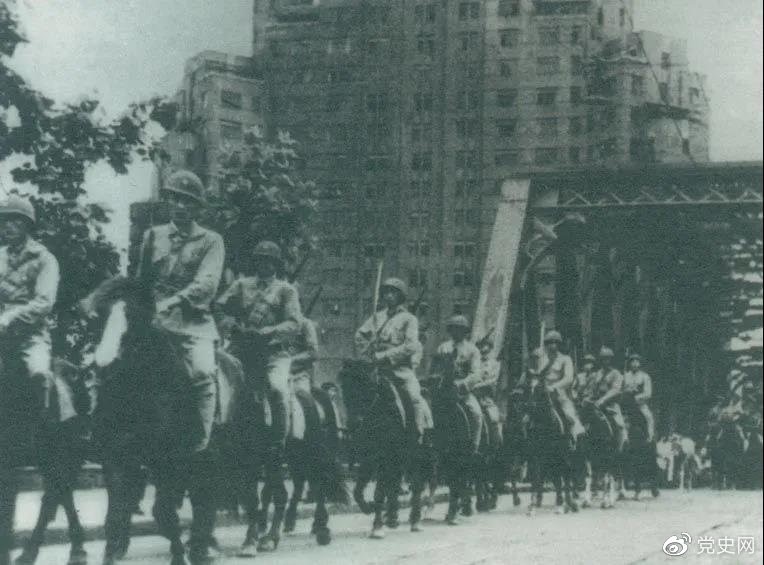 　　1949年5月，人民解放軍殲滅退守上海的敵軍15萬(wàn)人，解放了這個(gè)中國(guó)最大的城市。圖為解放軍進(jìn)駐上海。