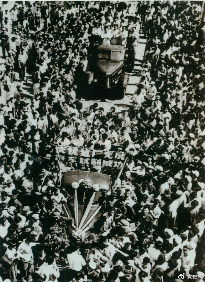 　　1956年7月13日，第一批國(guó)產(chǎn)“解放”牌汽車在長(zhǎng)春第一汽車制造廠試制成功，結(jié)束了中國(guó)不能制造汽車的歷史。圖為7月14日，“解放”牌汽車開下生產(chǎn)線。