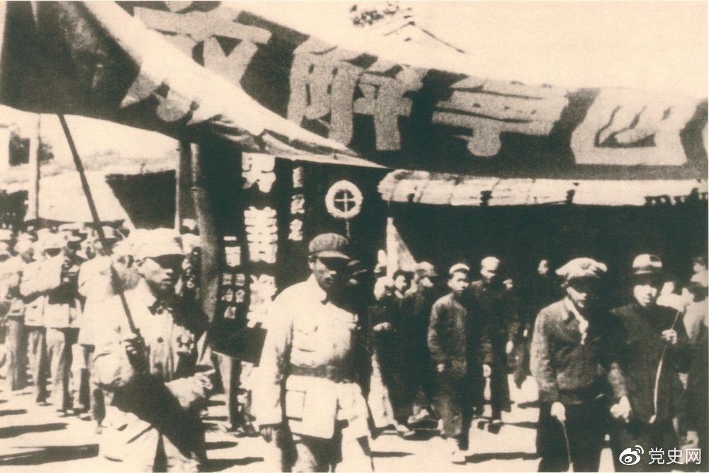 1949年9月，青海西寧解放。圖為人民解放軍列隊(duì)進(jìn)入西寧城區(qū)。