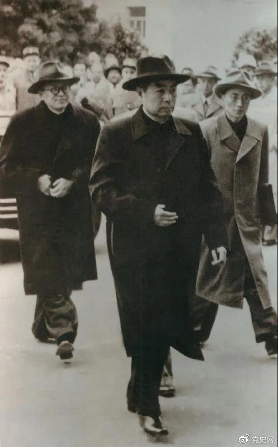 1954年4月26日，日內瓦會議開幕。圖為周恩來率中國代表團進入會場。