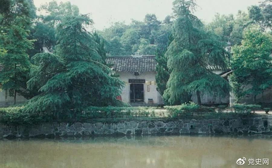 圖為任弼時故居。1904年4月30日，任弼時出生在湖南省湘陰縣熟塘鄉(xiāng)唐家橋（今屬汨羅市）。