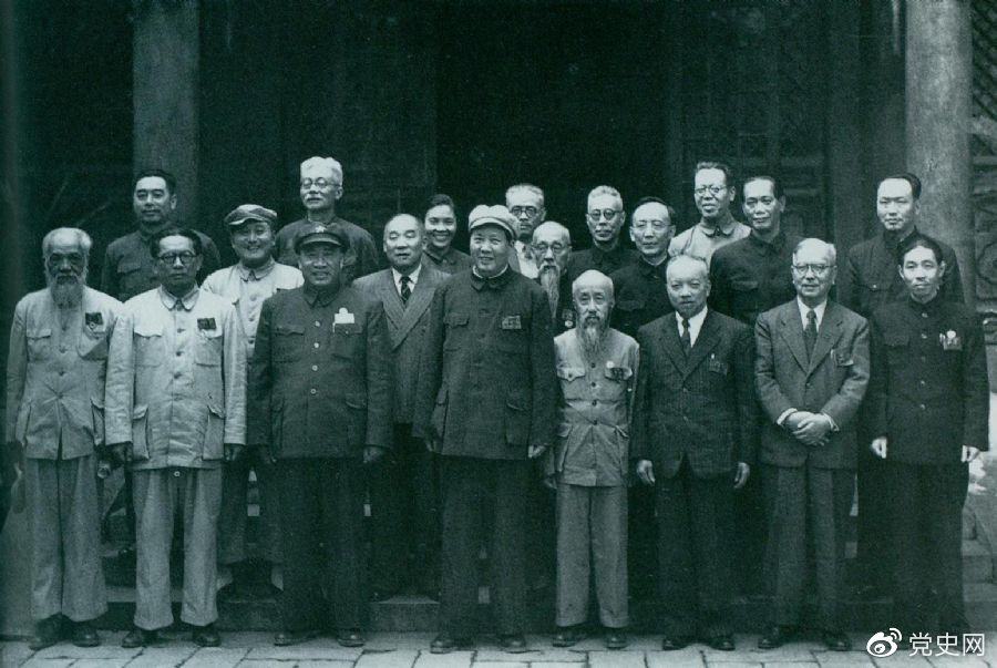 1949年7月5日，新政治協(xié)商會(huì)議籌備會(huì)常務(wù)委員合影。