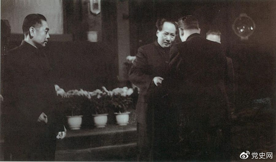 1949年10月2日，蘇聯(lián)政府首先承認中華人民共和國。10月3日，中蘇正式建交。圖為蘇聯(lián)第一任駐中國大使向毛澤東主席呈遞國書。