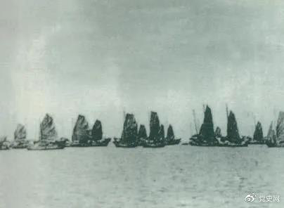 1950年4月16日，人民解放軍發(fā)起大規(guī)模渡海戰(zhàn)役，強渡瓊州海峽。5月1日，海南全島解放。