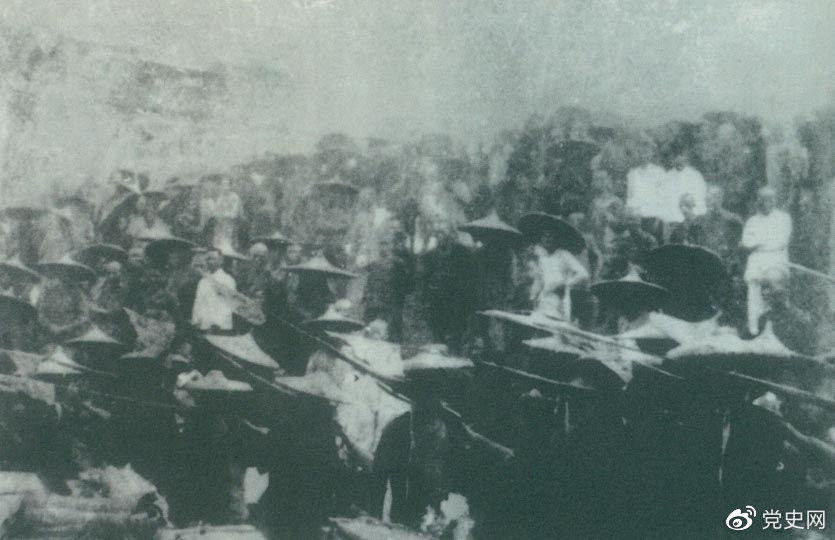 　　1926年7月9日，國民革命軍開始北伐。兩天后，北伐軍的先頭部隊葉挺獨立團攻占了長沙。然后向武漢進攻。一路上，迅猛發(fā)展的農(nóng)民運動有力地配合了北伐戰(zhàn)爭。在湖南、江西、湖北，農(nóng)民運動越來越引人注目。這是支援北伐戰(zhàn)爭的農(nóng)民自衛(wèi)軍。